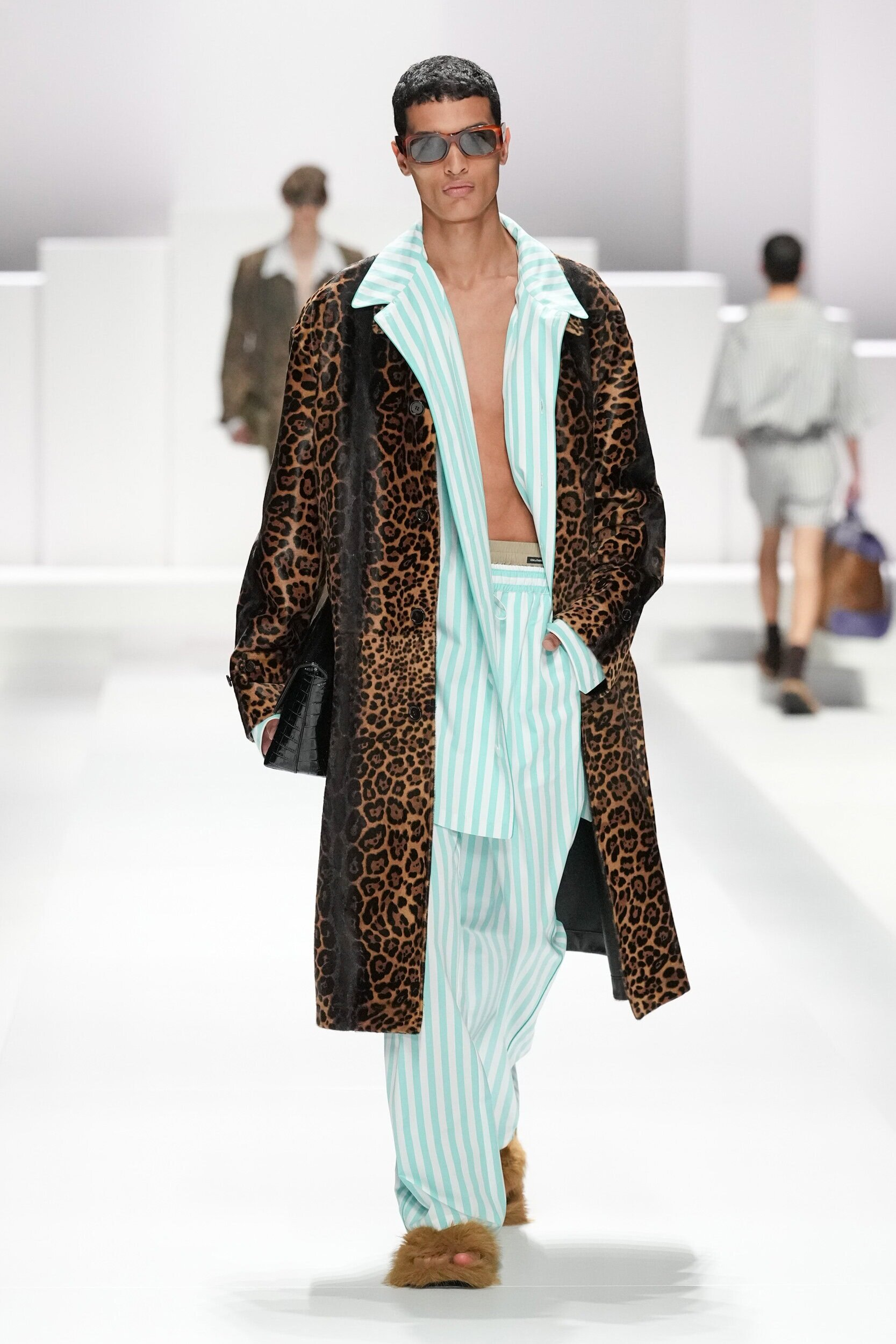 Dàn trai tráng 6 múi mặc pyjama ùn ùn kéo ra đường phố Ý- Ảnh 17.