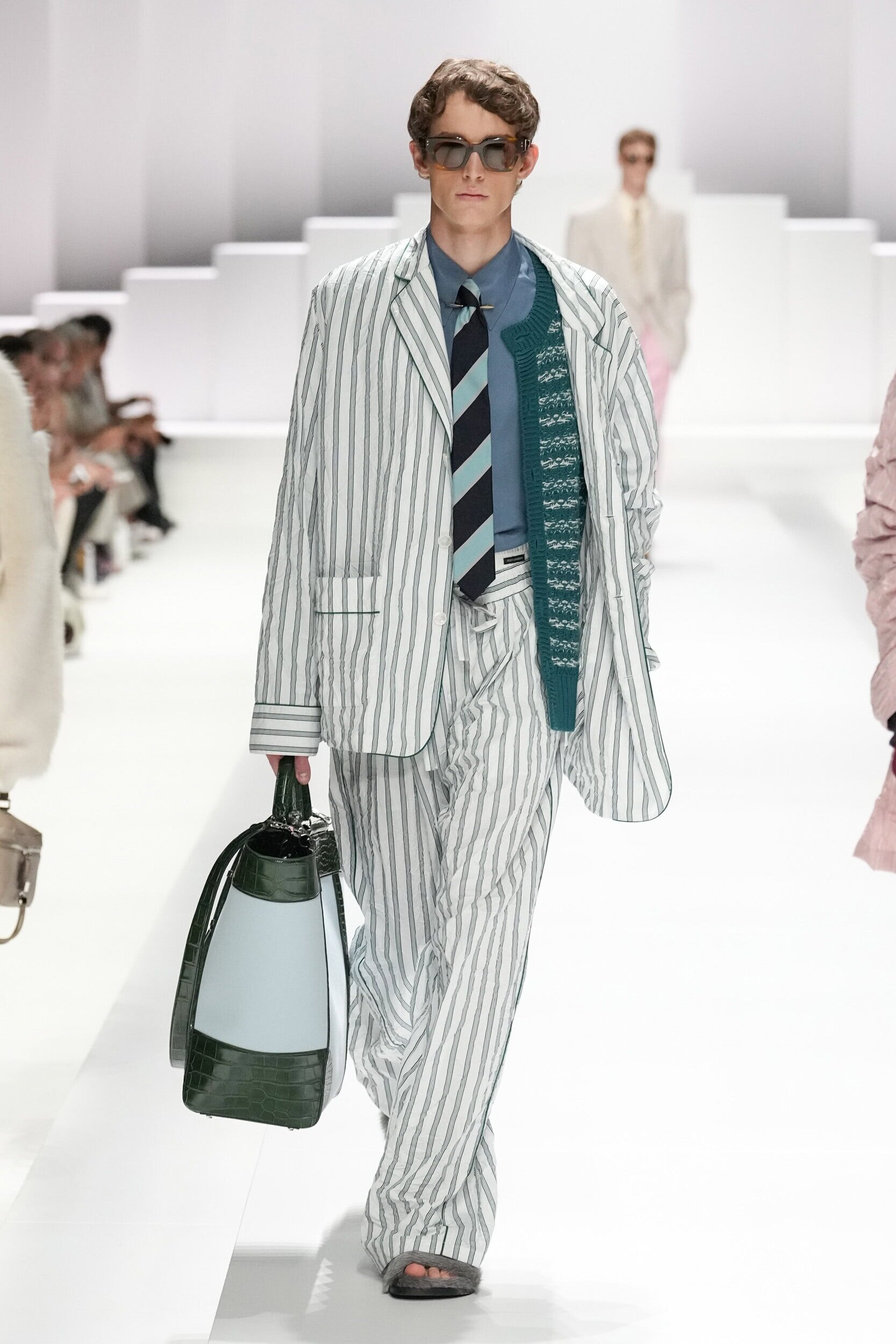 Dàn trai tráng 6 múi mặc pyjama ùn ùn kéo ra đường phố Ý- Ảnh 12.