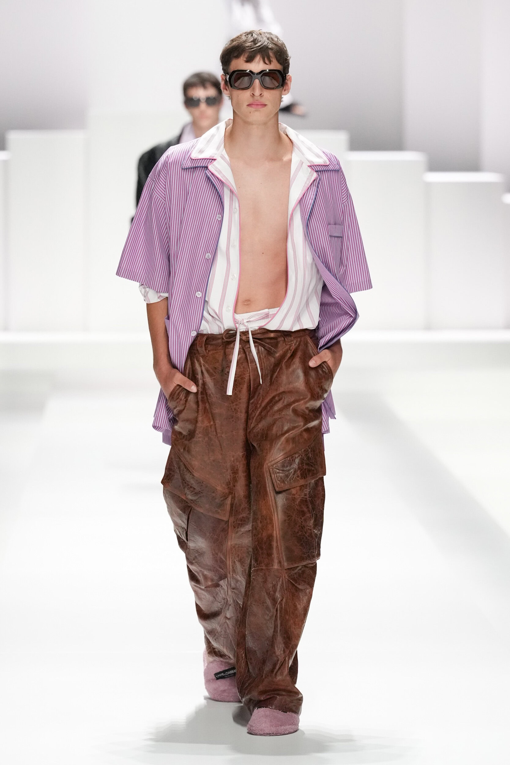 Dàn trai tráng 6 múi mặc pyjama ùn ùn kéo ra đường phố Ý- Ảnh 6.
