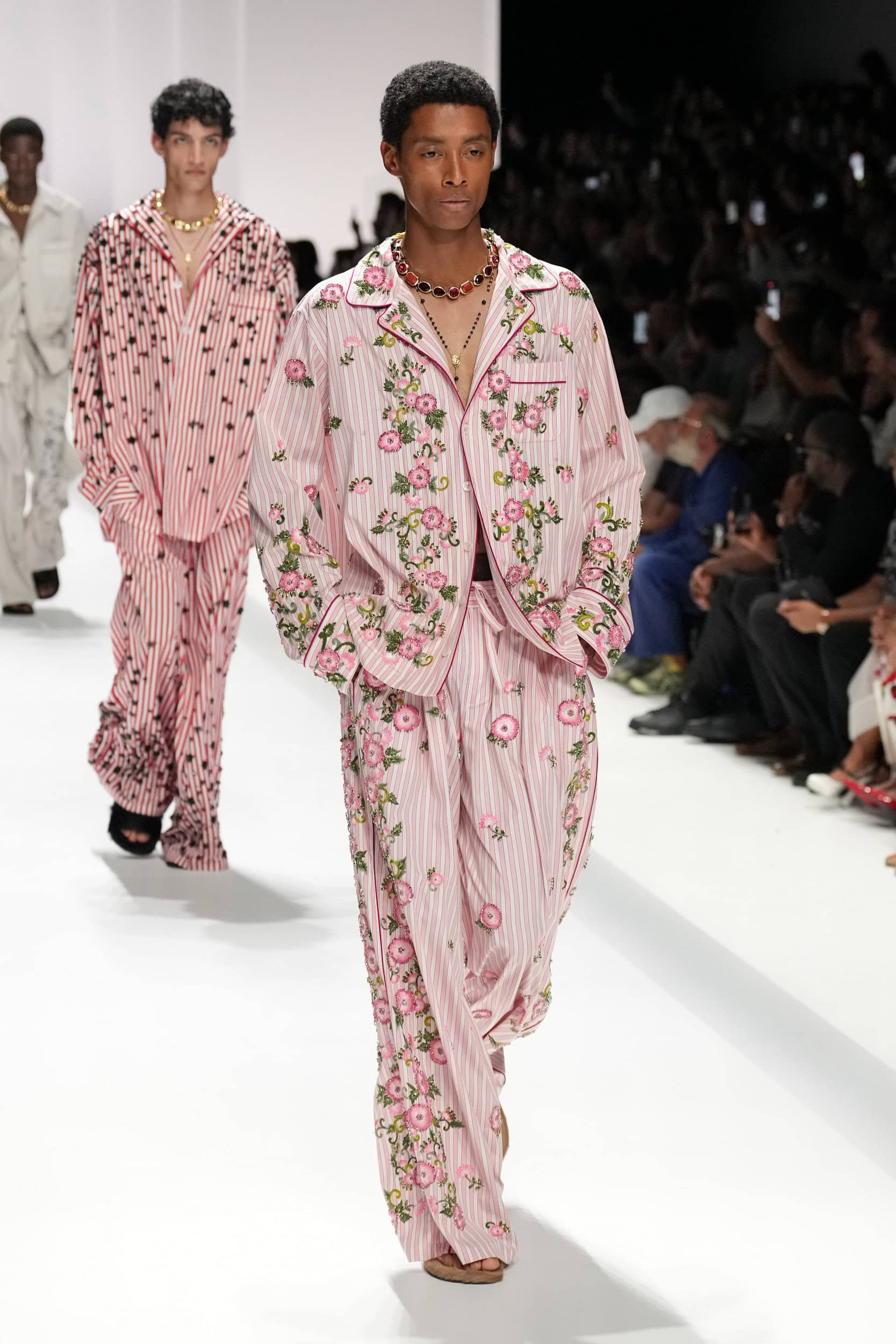 Dàn trai tráng 6 múi mặc pyjama ùn ùn kéo ra đường phố Ý- Ảnh 9.