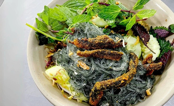 Khách Tây vừa đến Hà Nội đã phải ăn ngay món này, tâm đắc nhất 1 thứ giòn giòn, dai dai- Ảnh 2.