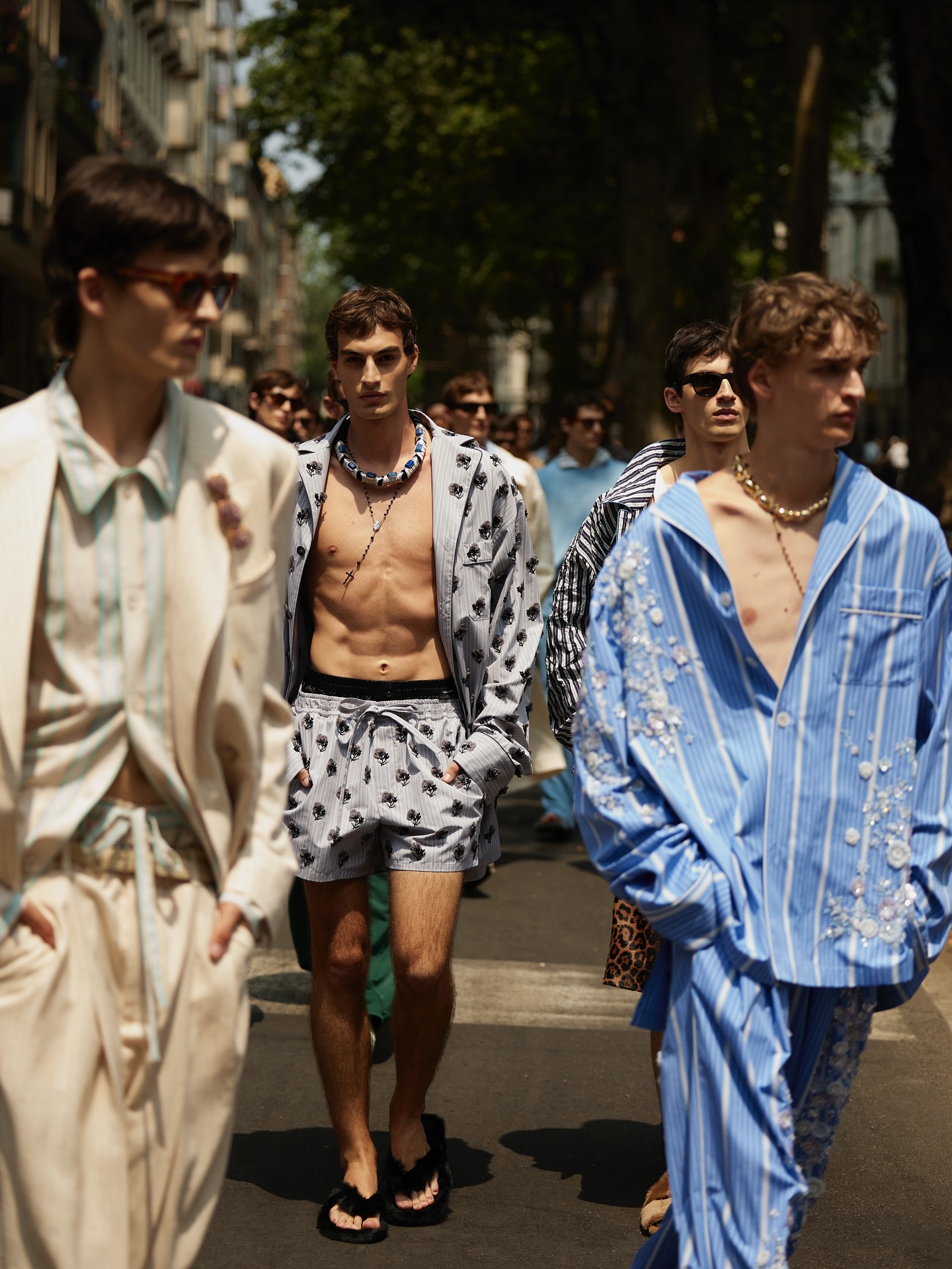 Dàn trai tráng 6 múi mặc pyjama ùn ùn kéo ra đường phố Ý- Ảnh 2.