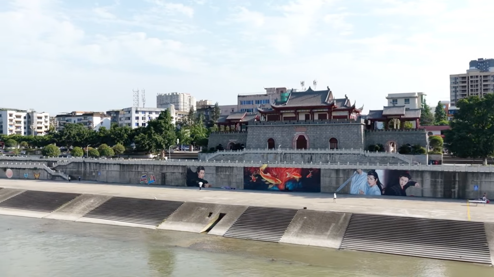 Trưng bày đồ đã dùng của Vương Hạc Đệ để hút khách, quán ăn bị chỉ trích- Ảnh 4.