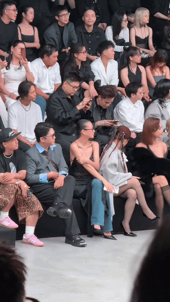 Nàng hậu bị nói "không đủ tầm" chỉ mặc đơn giản tới fashion show mà ấn tượng cỡ này- Ảnh 3.