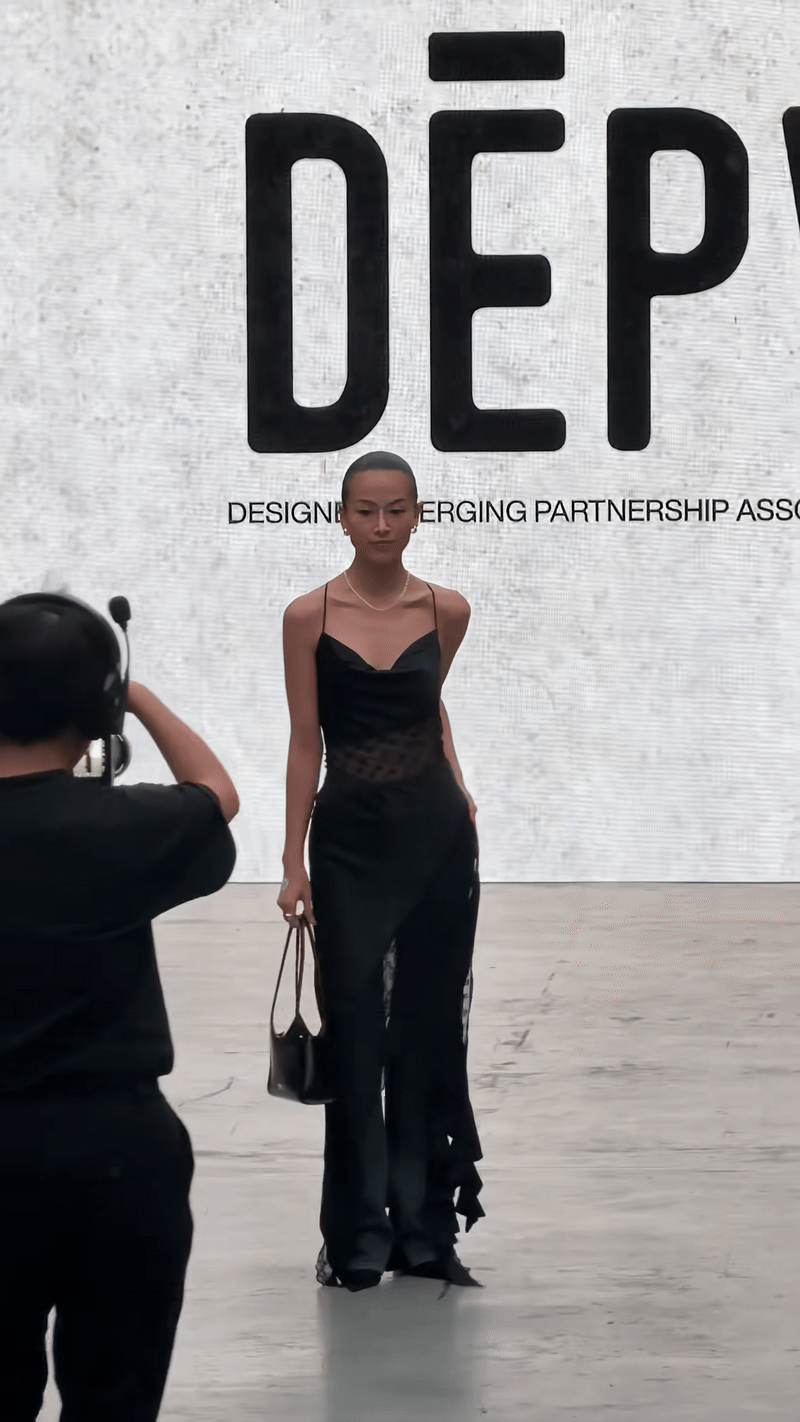 Nàng hậu bị nói "không đủ tầm" chỉ mặc đơn giản tới fashion show mà ấn tượng cỡ này- Ảnh 1.