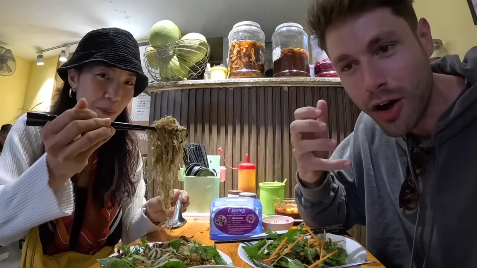 Khách Tây vừa đến Hà Nội đã phải ăn ngay món này, tâm đắc nhất 1 thứ giòn giòn, dai dai- Ảnh 1.