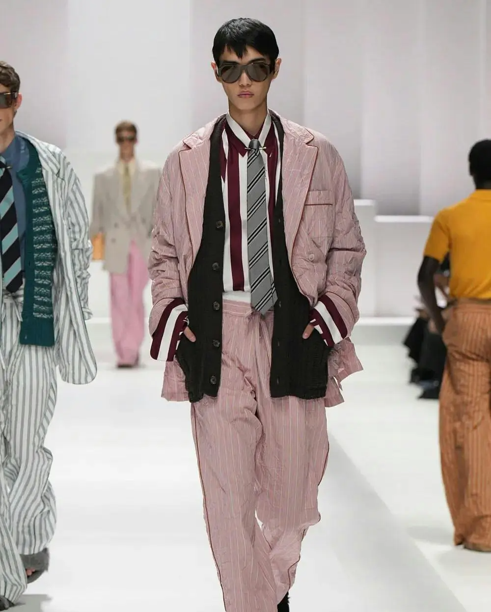 Dàn trai tráng 6 múi mặc pyjama ùn ùn kéo ra đường phố Ý- Ảnh 16.