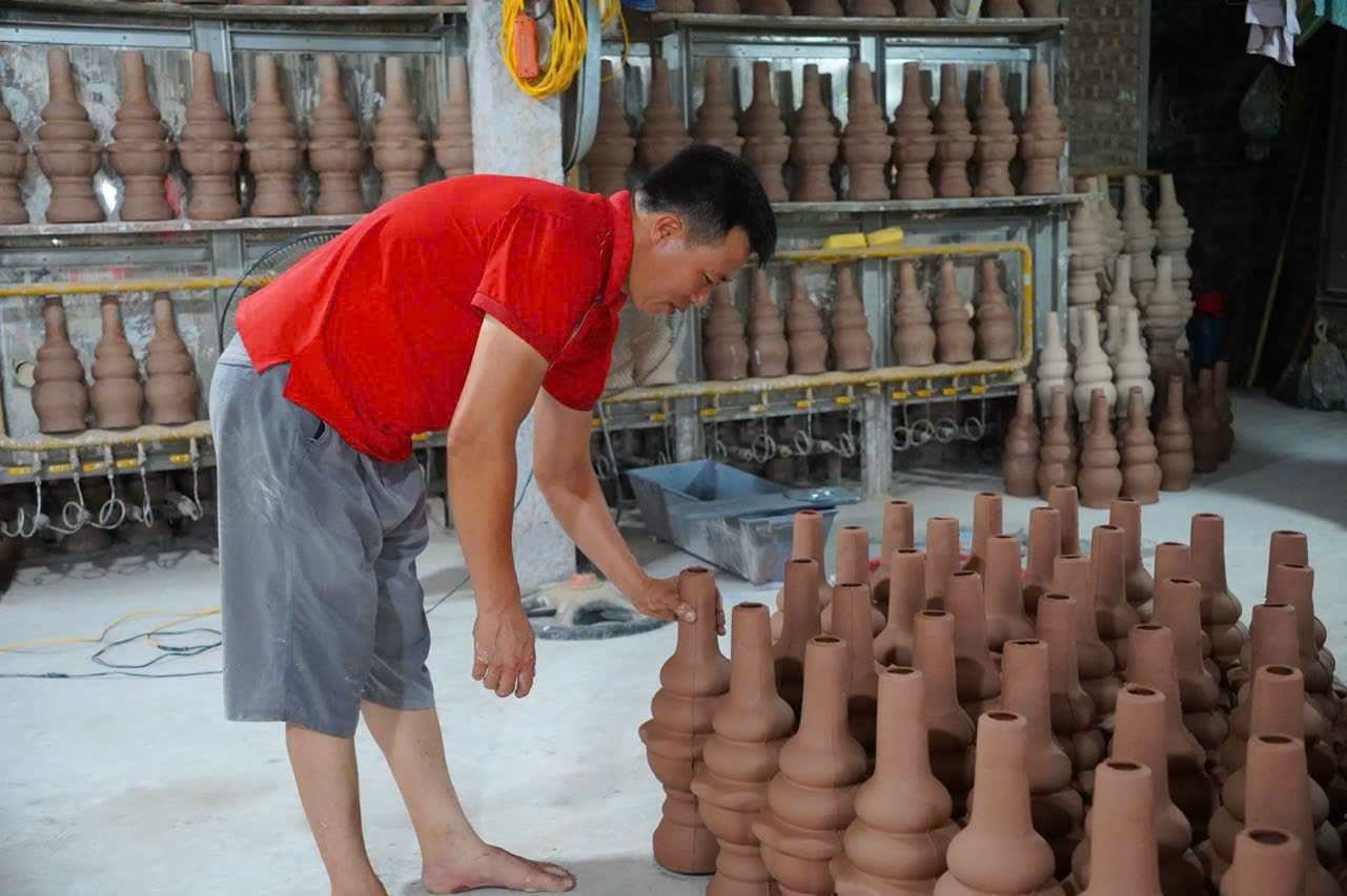 Làng gốm cổ 1000 năm tuổi bên sông Hồng hồi sinh- Ảnh 6.