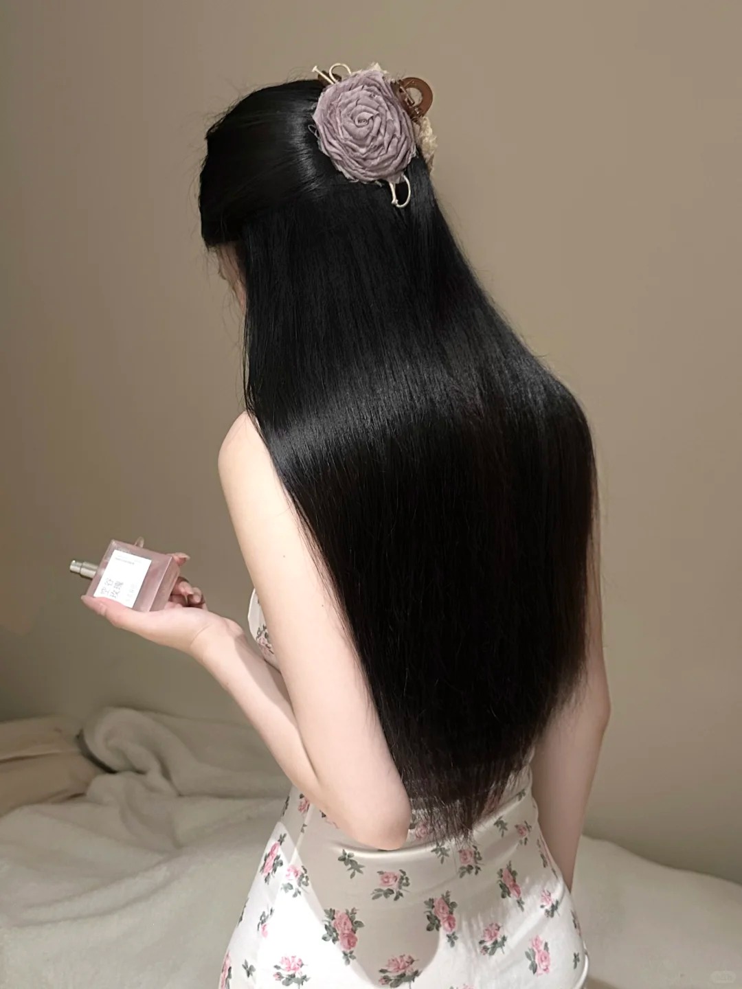 Không dùng dầu xả, tóc tôi vẫn bóng mượt, suôn thẳng nhờ nhỏ vài giọt này sau khi gội đầu- Ảnh 2.