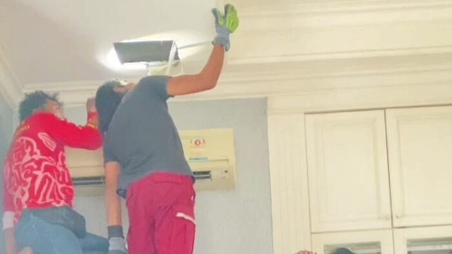Nghe thấy tiếng động bí ẩn, gia chủ tưởng là chuột nhưng khi trần nhà sụp xuống thì vội gọi cứu hộ- Ảnh 1. Nghe thấy tiếng động bí ẩn, gia chủ tưởng là chuột nhưng khi trần nhà sụp xuống thì vội gọi cứu hộ- Ảnh 1.