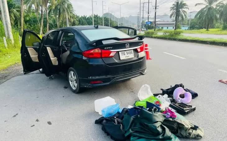Chiếc ô tô Honda City màu đen, trong đó cảnh sát tìm thấy một quả bom hẹn giờ tự chế (Ảnh: Trung tâm thông tin Phuket) Chiếc ô tô Honda City màu đen, trong đó cảnh sát tìm thấy một quả bom hẹn giờ tự chế (Ảnh: Trung tâm thông tin Phuket)