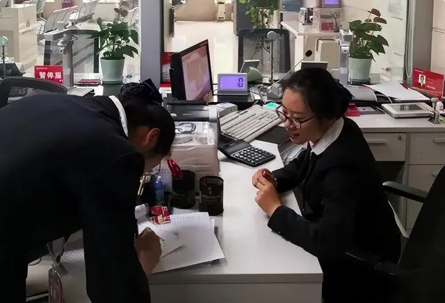 Người phụ nữ suýt mất hơn 14,5 tỷ đồng vì soi gương: Cảnh sát cảnh báo thủ đoạn lừa đảo tinh vi từ 1 cuộc điện thoại- Ảnh 1. Người phụ nữ suýt mất hơn 14,5 tỷ đồng vì soi gương: Cảnh sát cảnh báo thủ đoạn lừa đảo tinh vi từ 1 cuộc điện thoại- Ảnh 1.
