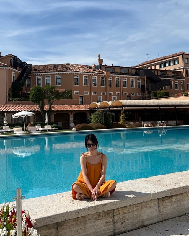 Song Hye Kyo mới c&oacute; loạt outfit đi du lịch si&ecirc;u trẻ v&agrave; đẹp, phụ nữ tr&ecirc;n 40 tuổi học theo l&agrave; qu&aacute; hợp- Ảnh 6.