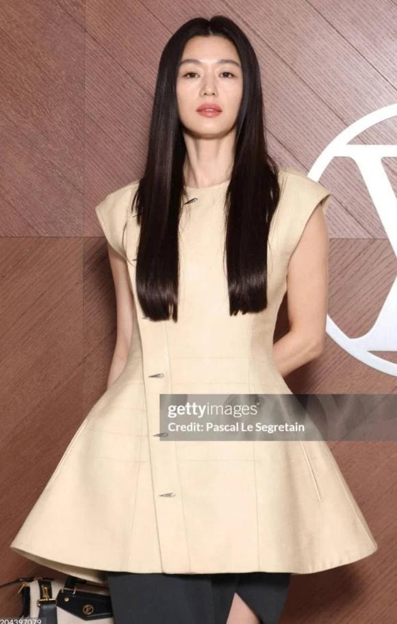 "Mợ chảnh" Jeon Ji Hyun "ra đường", nai lưng gánh nợ 287 tỷ cho chồng đại gia rởm- Ảnh 2.