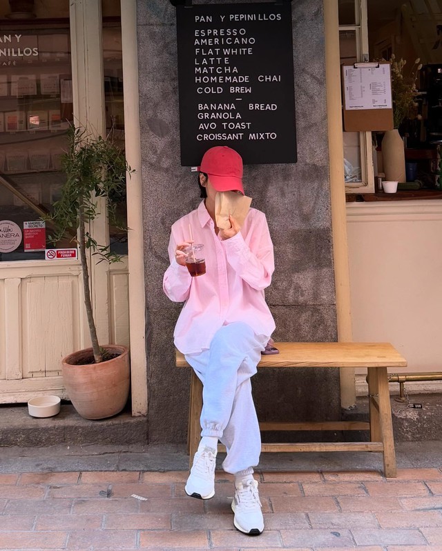 Song Hye Kyo mới c&oacute; loạt outfit đi du lịch si&ecirc;u trẻ v&agrave; đẹp, phụ nữ tr&ecirc;n 40 tuổi học theo l&agrave; qu&aacute; hợp- Ảnh 4.