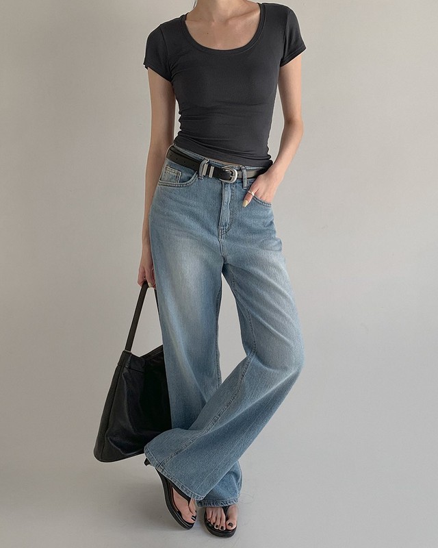 Hè mặc quần jeans sợ nóng, nàng ghim ngay 10 cách diện jeans ống rộng vừa mát vừa sành điệu- Ảnh 4. Hè mặc quần jeans sợ nóng, nàng ghim ngay 10 cách diện jeans ống rộng vừa mát vừa sành điệu- Ảnh 4.