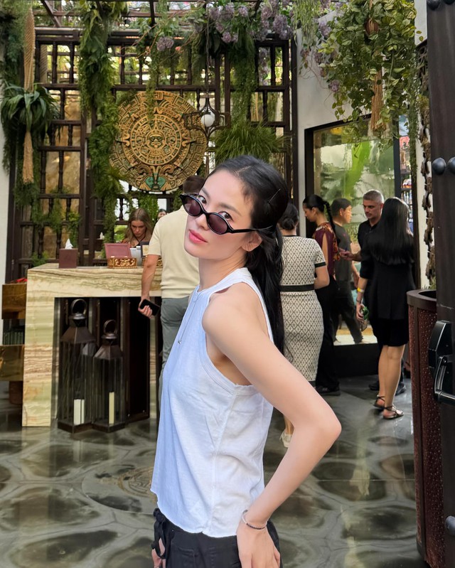 Song Hye Kyo mới c&oacute; loạt outfit đi du lịch si&ecirc;u trẻ v&agrave; đẹp, phụ nữ tr&ecirc;n 40 tuổi học theo l&agrave; qu&aacute; hợp- Ảnh 3.