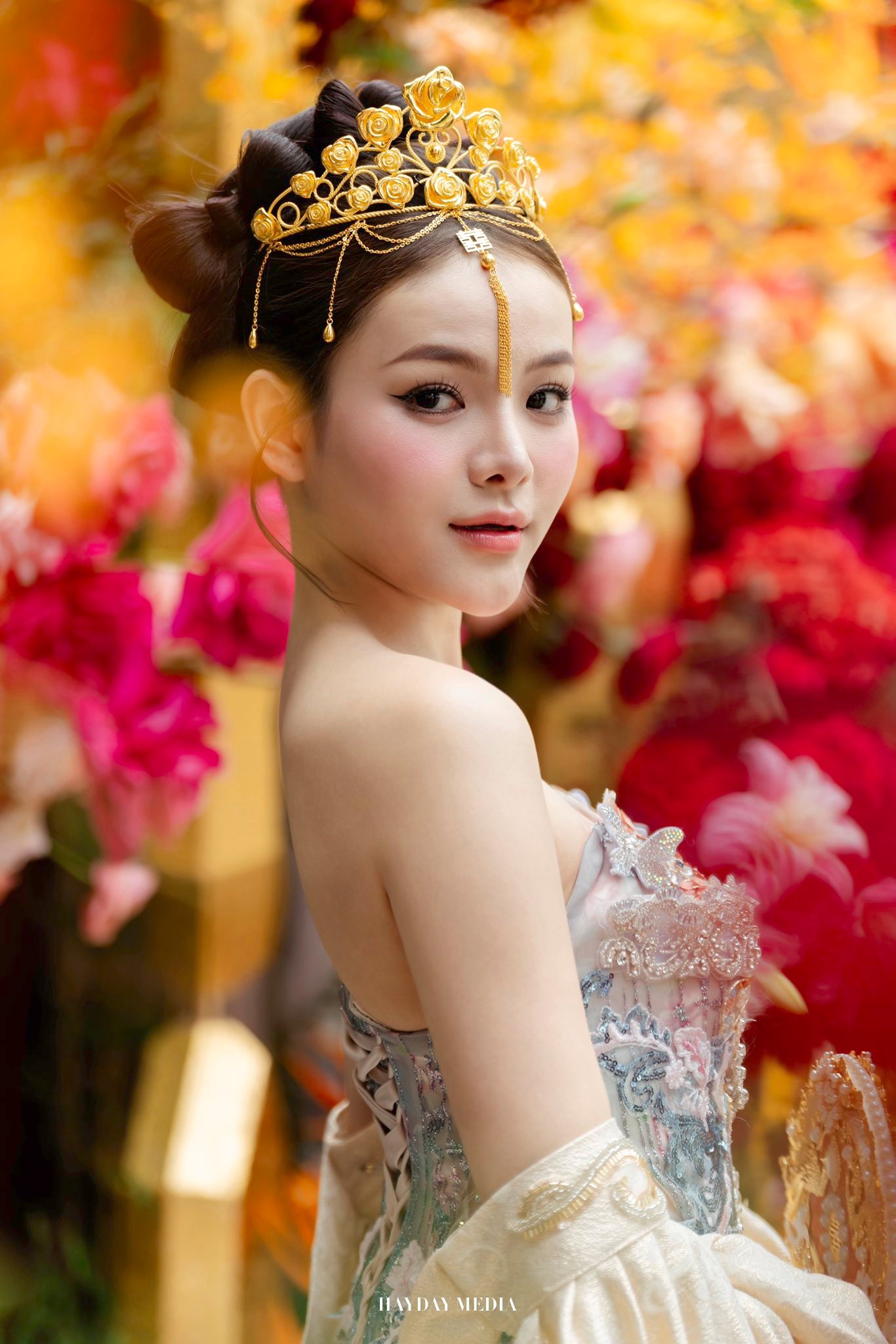 Danh tính cô dâu Sài Gòn xinh đẹp, đội trên đầu vương miệng làm từ 10 cây vàng "gây bão" MXH- Ảnh 4.