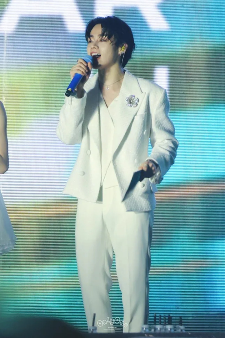 Nam idol gây bão concert G-Dragon: Làm MC đỉnh, dạy nhóm Kpop hát tiếng Việt- Ảnh 1.