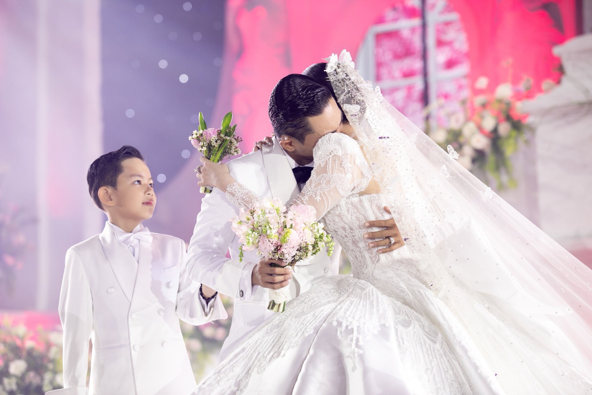 Năm Phan Hiển ch&agrave;o đời Kh&aacute;nh Thi đ&atilde; v&agrave;o trường m&uacute;a, ch&agrave;ng trai 17 tuổi cưa đổ 