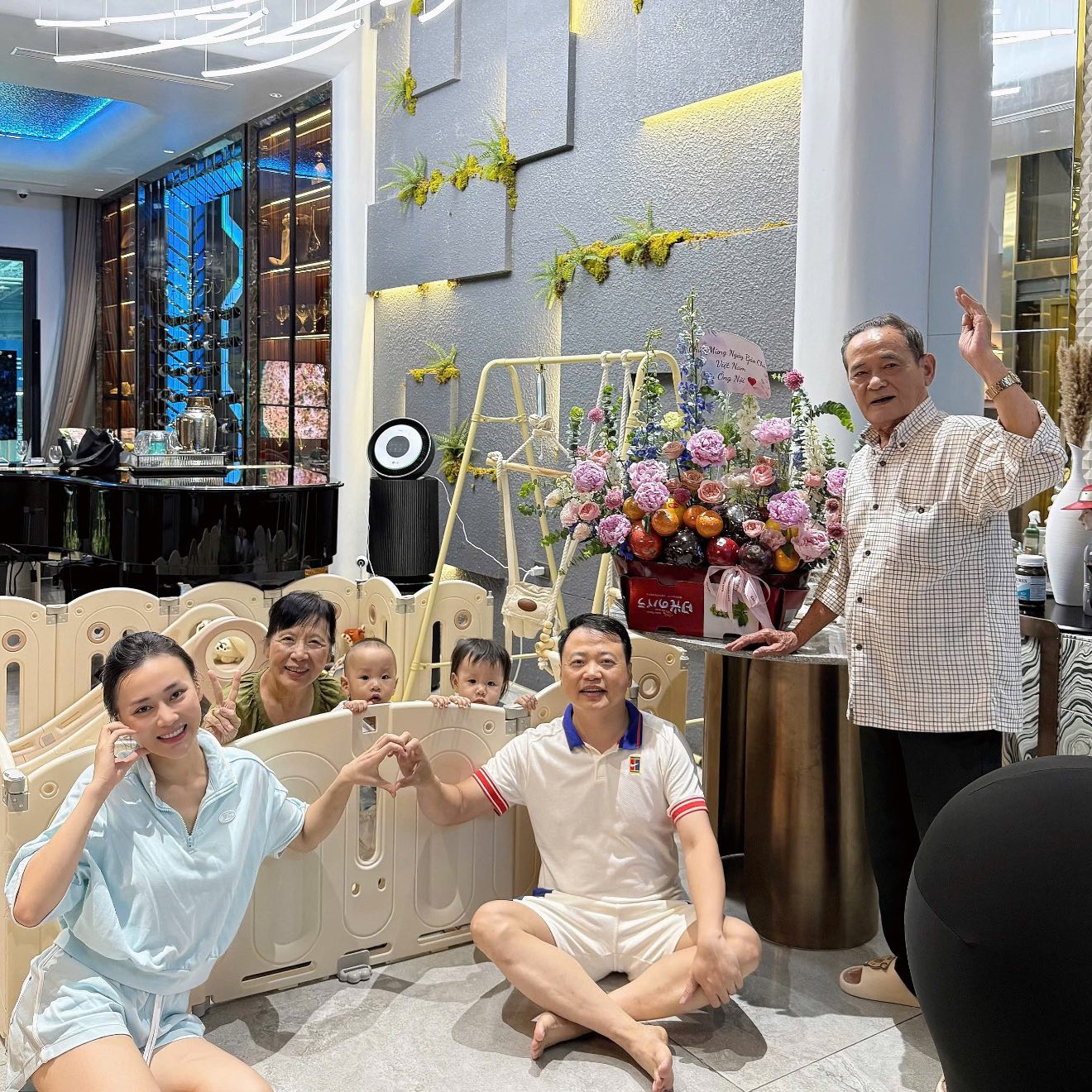 Shark Bình đăng ảnh cả gia đình, nhìn là thấy rõ thái độ của bố mẹ chồng với Phương Oanh- Ảnh 2.