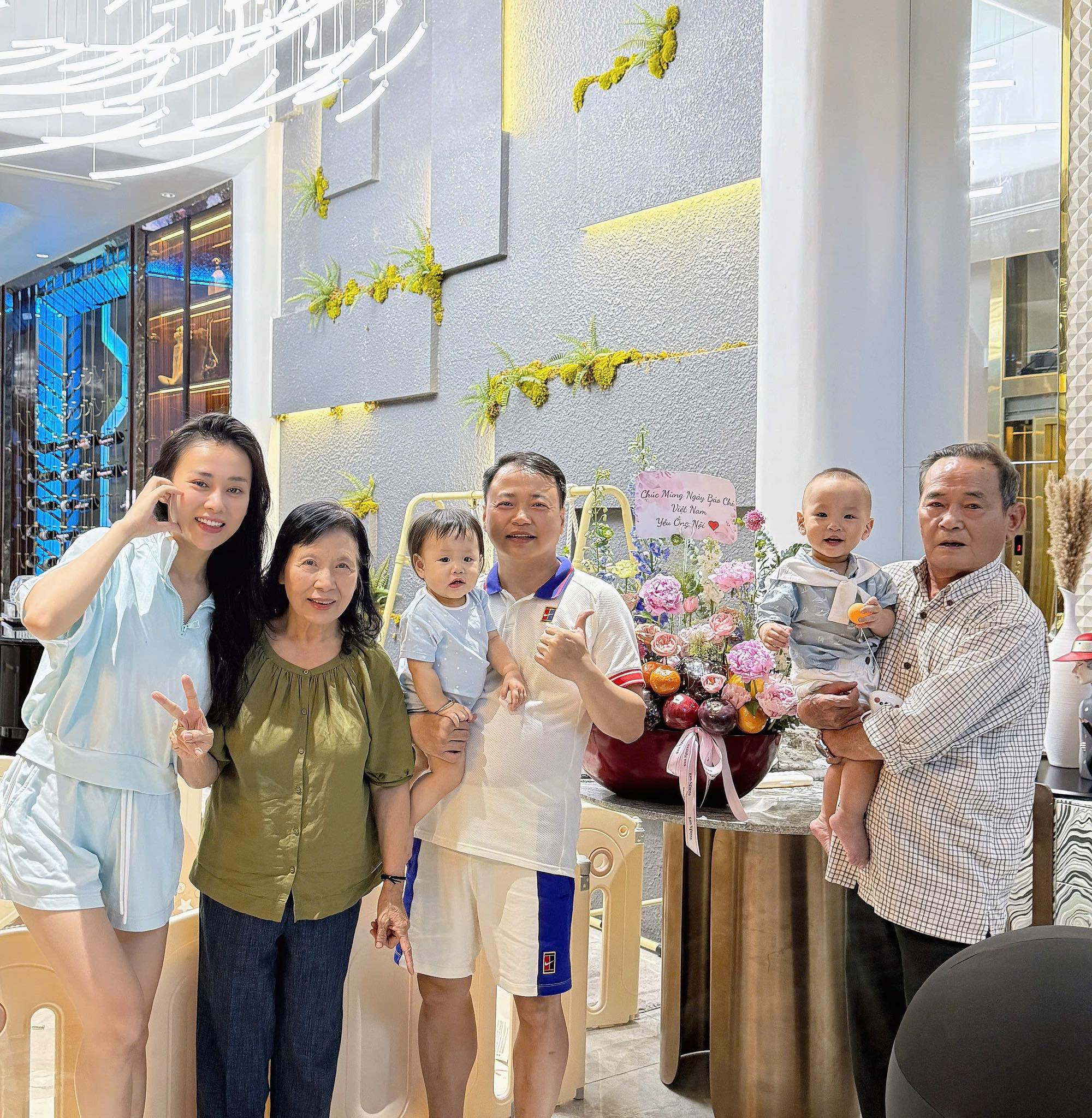 Shark Bình đăng ảnh cả gia đình, nhìn là thấy rõ thái độ của bố mẹ chồng với Phương Oanh- Ảnh 1.