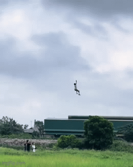 Video bé trai bị diều cuốn bay lơ lửng trên không trung, cư dân mạng thót tim trước cảnh tượng "nghẹt thở"- Ảnh 1.