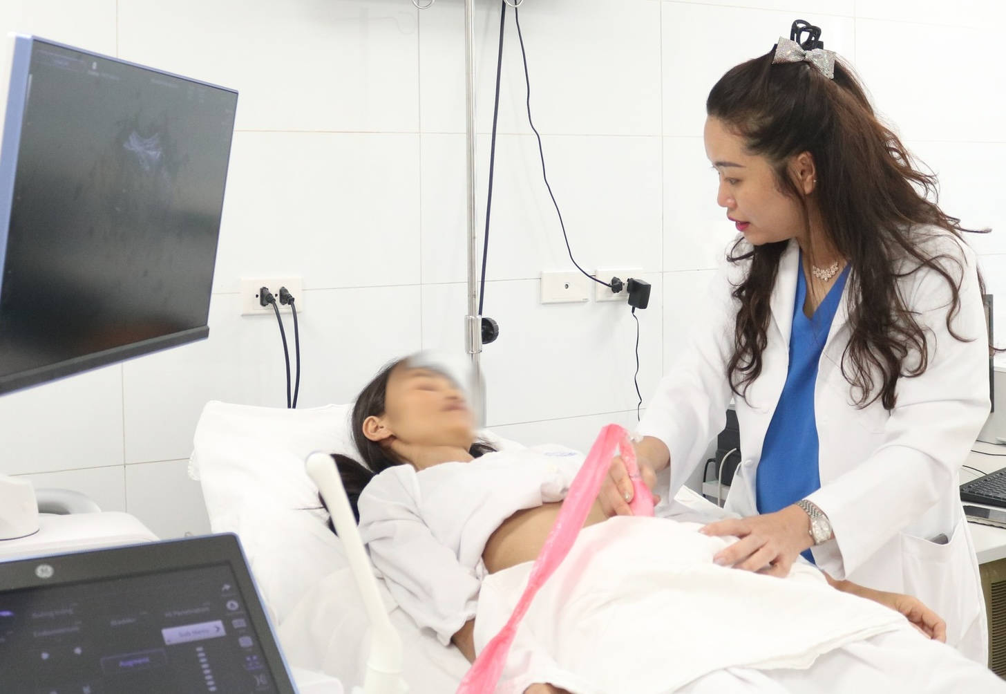 Bà mẹ đưa con gái đi khám bệnh bị lừa sạch tiền khi đang chờ đến lượt- Ảnh 2.