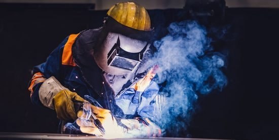 Coi c&ocirc;ng nh&acirc;n l&agrave; "nghề thất bại", h&agrave;ng triệu sinh vi&ecirc;n Mỹ th&agrave; thất nghiệp chứ kh&ocirc;ng l&agrave;m lao động tay ch&acirc;n khiến ng&agrave;nh sản xuất thiếu 400.000 nh&acirc;n sự- Ảnh 1.