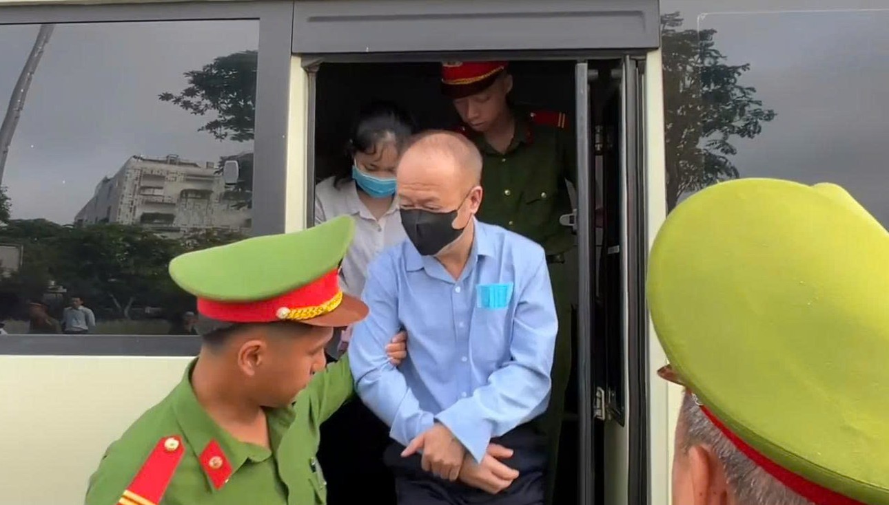 Cựu bí thư tỉnh ủy Hoàng Thị Thúy Lan cùng các bị cáo đến tòa bằng xe đặc chủng và xe 29 chỗ- Ảnh 2.