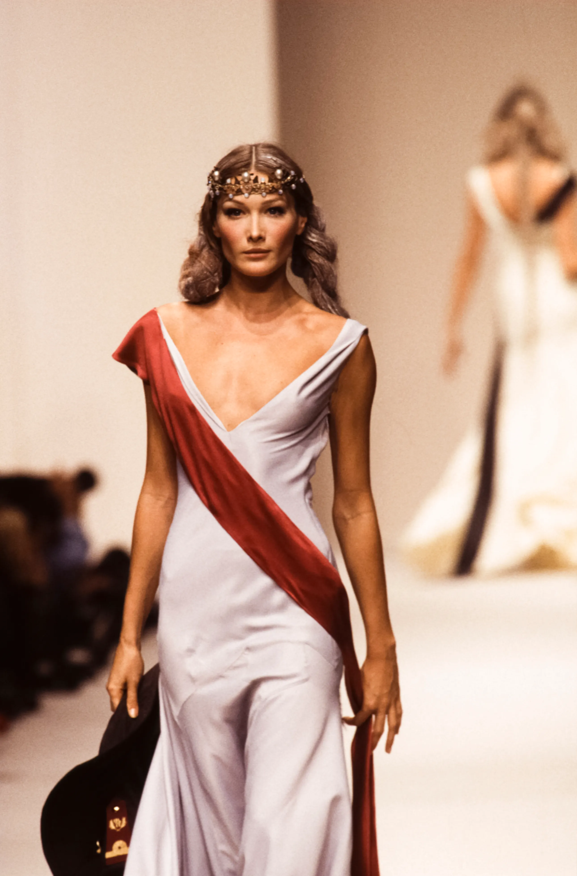 Tài sắc vẹn toàn như Carla Bruni: Từ siêu mẫu đình đám tới cựu đệ nhất phu nhân Pháp- Ảnh 5. Tài sắc vẹn toàn như Carla Bruni: Từ siêu mẫu đình đám tới cựu đệ nhất phu nhân Pháp- Ảnh 5.