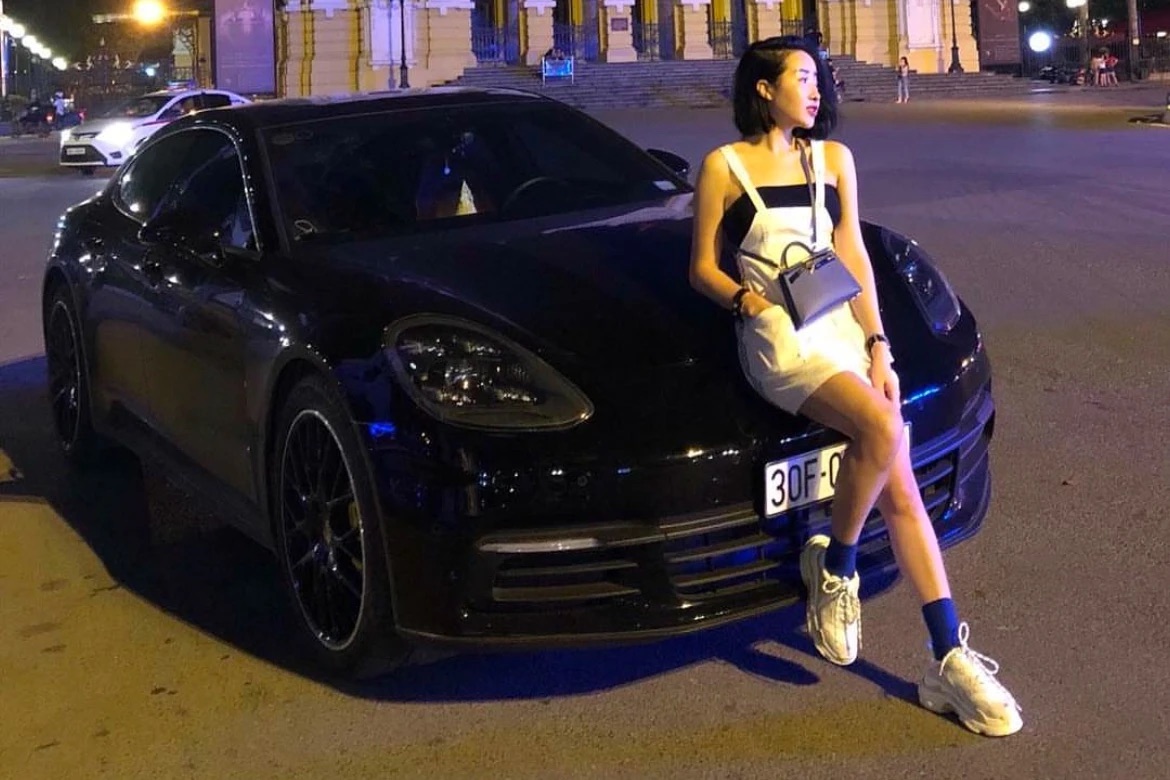 "Hot mom" Cún Bông từng khoe dàn xe đắt tiền trước khi bị bắt: Có cả Ferrari, Porsche, trị giá ước tính hàng chục tỷ đồng- Ảnh 1.