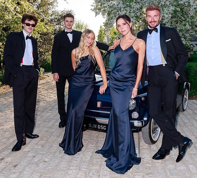 Cậu cả nh&agrave; Beckham bị soi loạt h&agrave;nh động k&igrave; lạ, &aacute;m ảnh bởi t&igrave;nh y&ecirc;u của vợ xuất th&acirc;n nh&agrave; tỷ ph&uacute;- Ảnh 5.