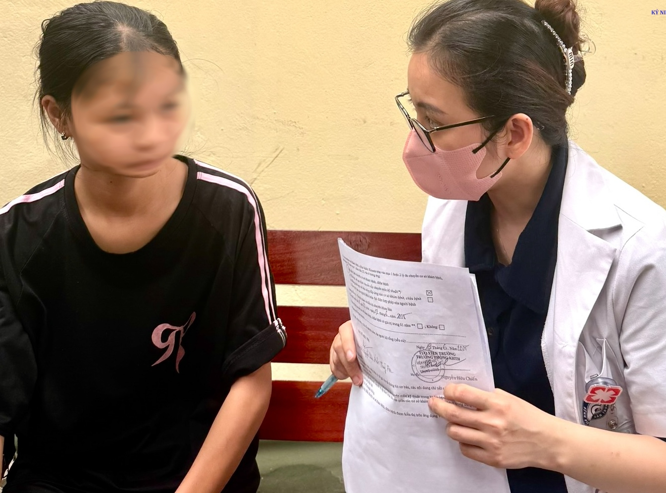 Bà mẹ đưa con gái đi khám bệnh bị lừa sạch tiền khi đang chờ đến lượt- Ảnh 1.