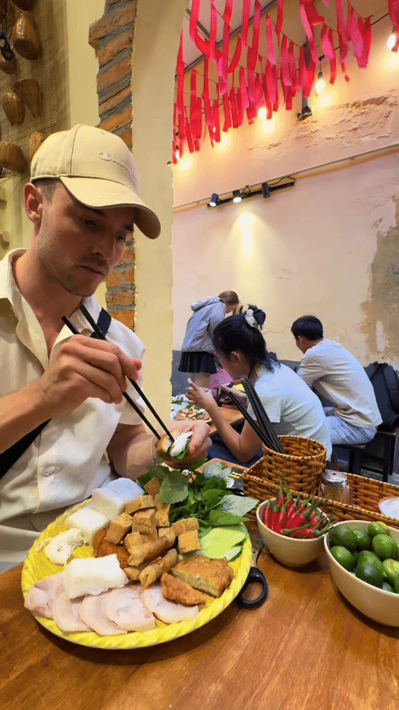 Người Sài Gòn 30 năm phải vào xem anh Tây này đi ăn gì rồi đi theo, list nhạc nền thì "ối dồi ôi"- Ảnh 7.