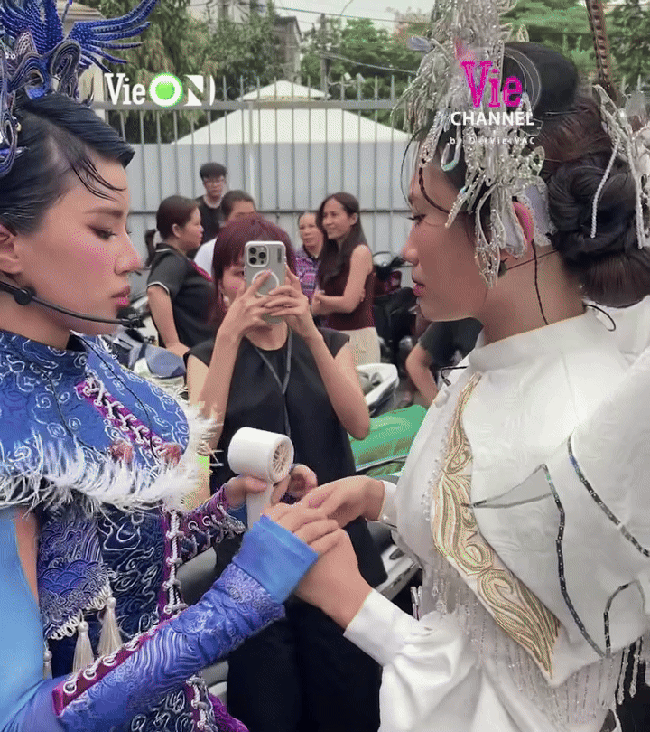 Phương Mỹ Chi và Pháo ôm nhau òa khóc tiết lộ kết quả vòng loại Em Xinh?- Ảnh 3. Phương Mỹ Chi và Pháo ôm nhau òa khóc tiết lộ kết quả vòng loại Em Xinh?- Ảnh 3.
