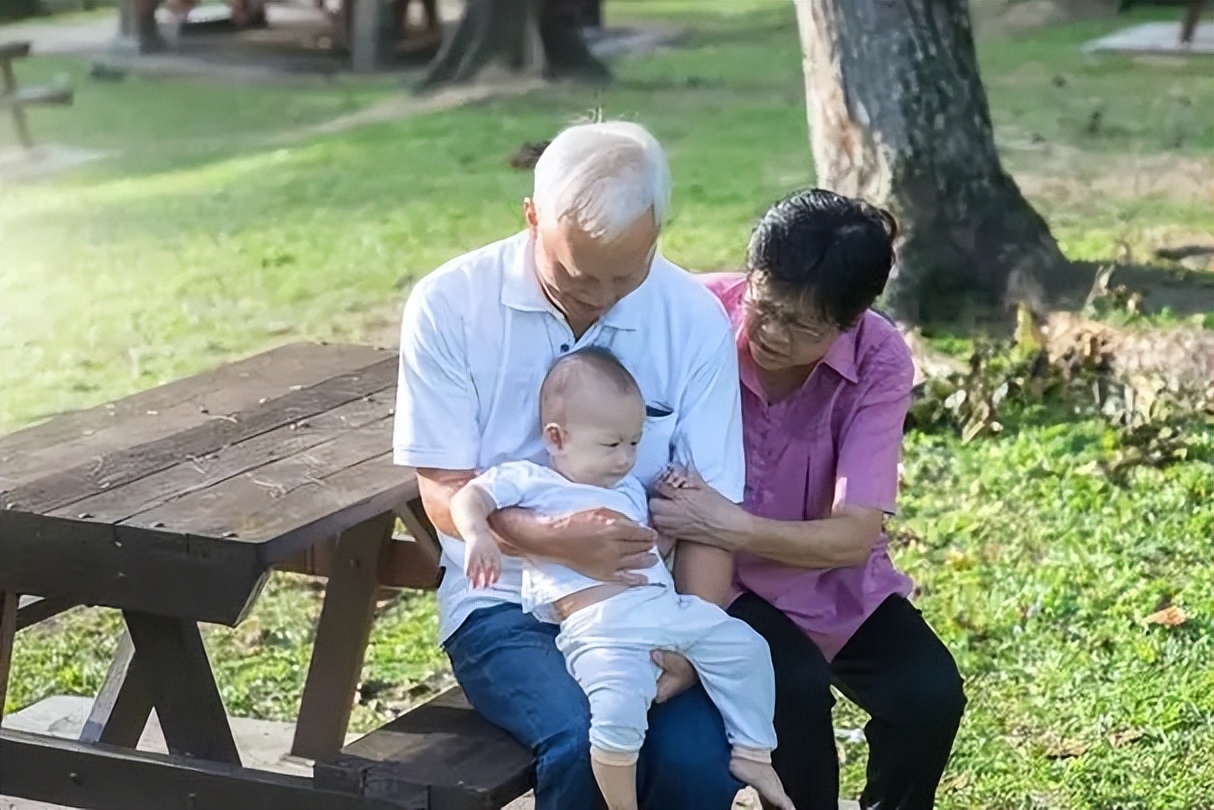 Trẻ có 2 độ tuổi cực QUAN TRỌNG: Ông bà tốt nhất KHÔNG NÊN chăm sóc cháu giai đoạn này!- Ảnh 1.