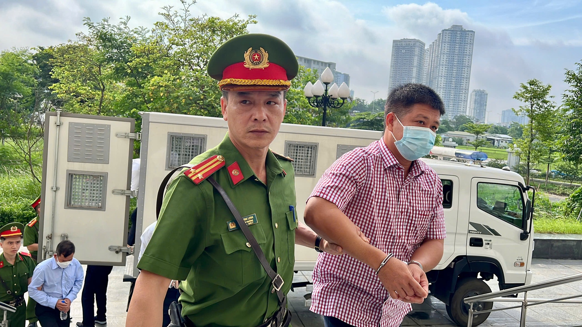 Cựu bí thư tỉnh ủy Hoàng Thị Thúy Lan cùng các bị cáo đến tòa bằng xe đặc chủng và xe 29 chỗ- Ảnh 1.