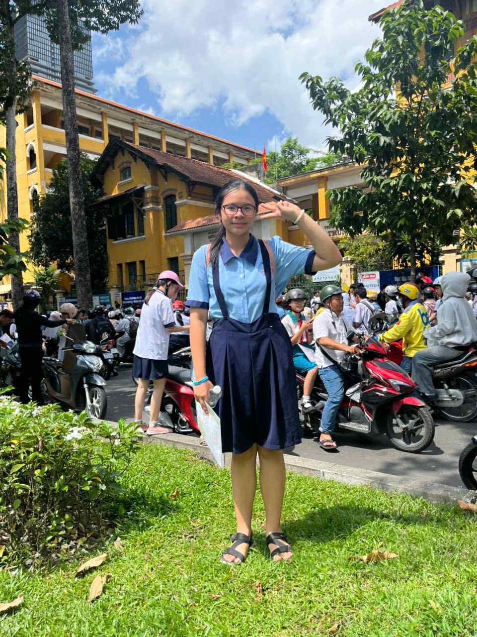 Thủ khoa thi vào lớp 10 TP.HCM với 2 điểm 10 tuyệt đối: Mỗi ngày làm 2 đề Anh, 3 đề Toán, xem thêm thời sự để viết Văn hay- Ảnh 2.