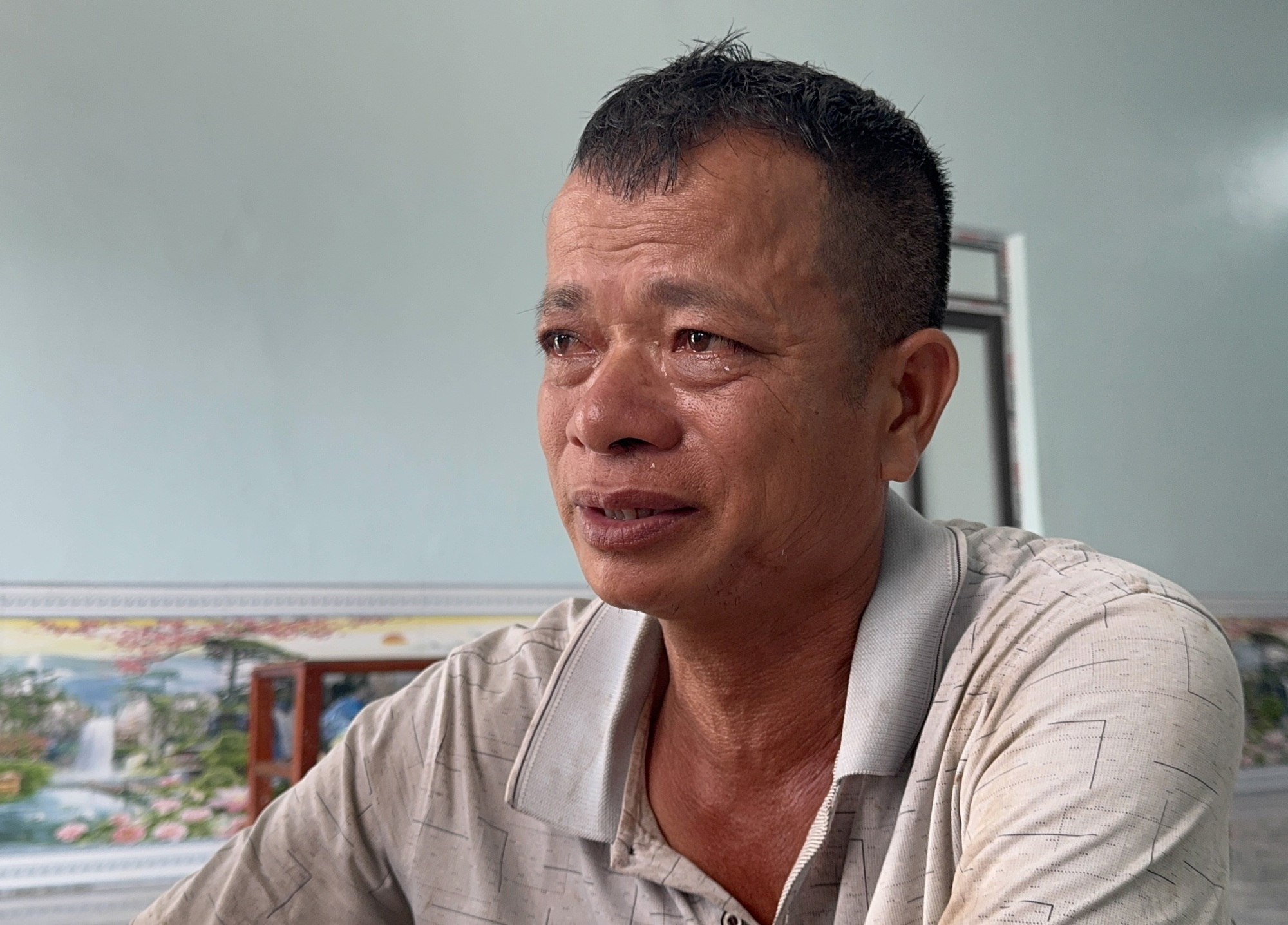 Xót xa vụ hai mẹ con đi bán vải ở Bắc Giang bị nước lũ cuốn trôi: Người đàn ông khóc nghẹn bên di ảnh vợ- Ảnh 2. Xót xa vụ hai mẹ con đi bán vải ở Bắc Giang bị nước lũ cuốn trôi: Người đàn ông khóc nghẹn bên di ảnh vợ- Ảnh 2.