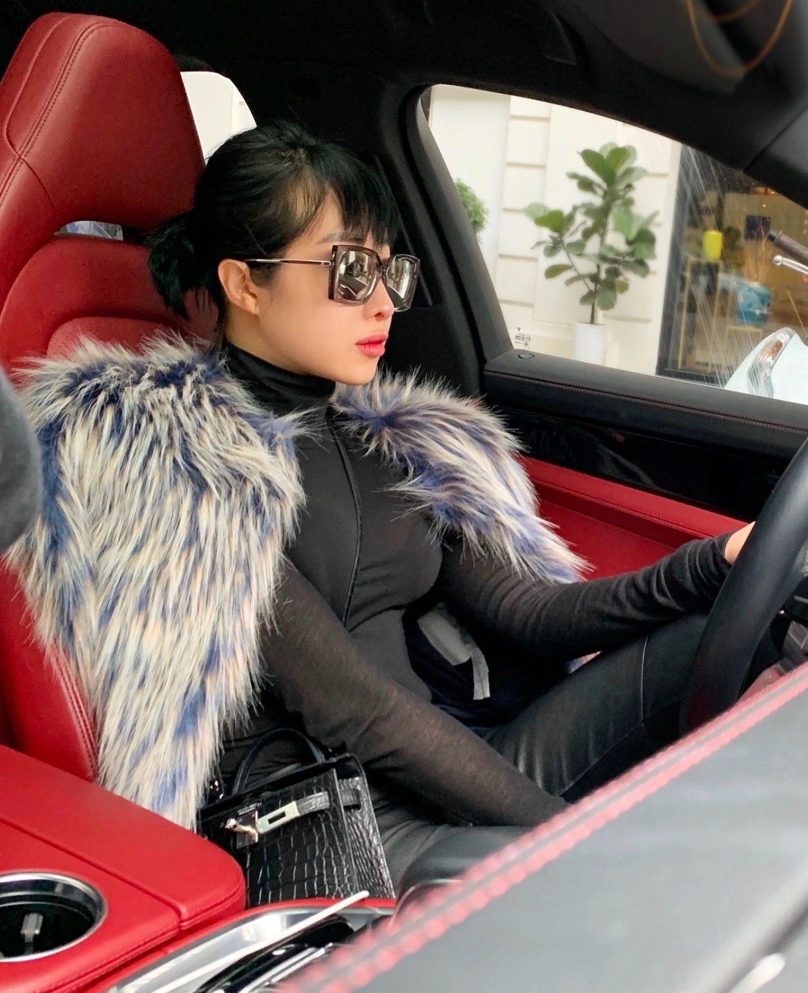"Hot mom" Cún Bông từng khoe dàn xe đắt tiền trước khi bị bắt: Có cả Ferrari, Porsche, trị giá ước tính hàng chục tỷ đồng- Ảnh 4.