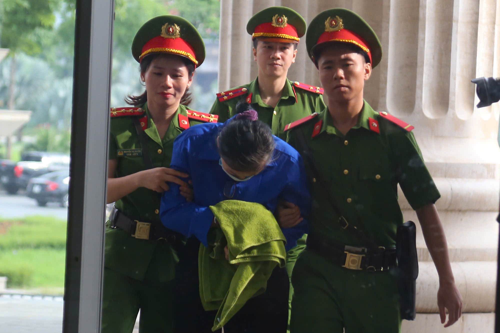 Cựu bí thư tỉnh ủy Hoàng Thị Thúy Lan cùng các bị cáo đến tòa bằng xe đặc chủng và xe 29 chỗ- Ảnh 4.