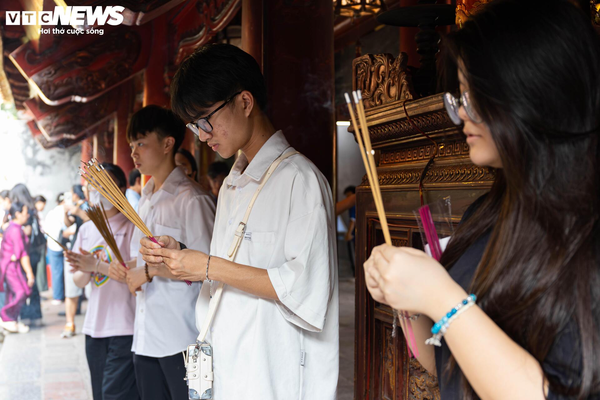Sĩ tử mang bút, giấy báo thi đến Văn Miếu "xin vía đỗ đại học"- Ảnh 3.