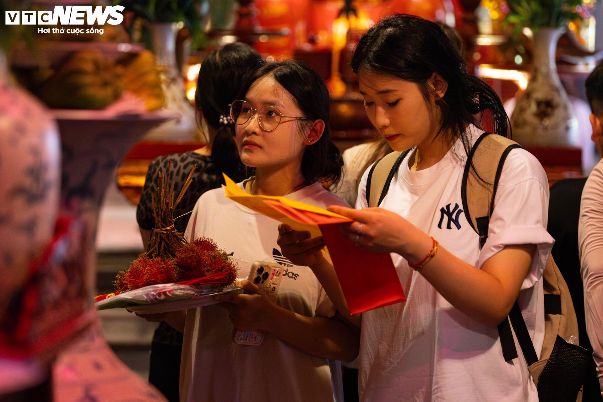 Sĩ tử mang bút, giấy báo thi đến Văn Miếu "xin vía đỗ đại học"- Ảnh 10.