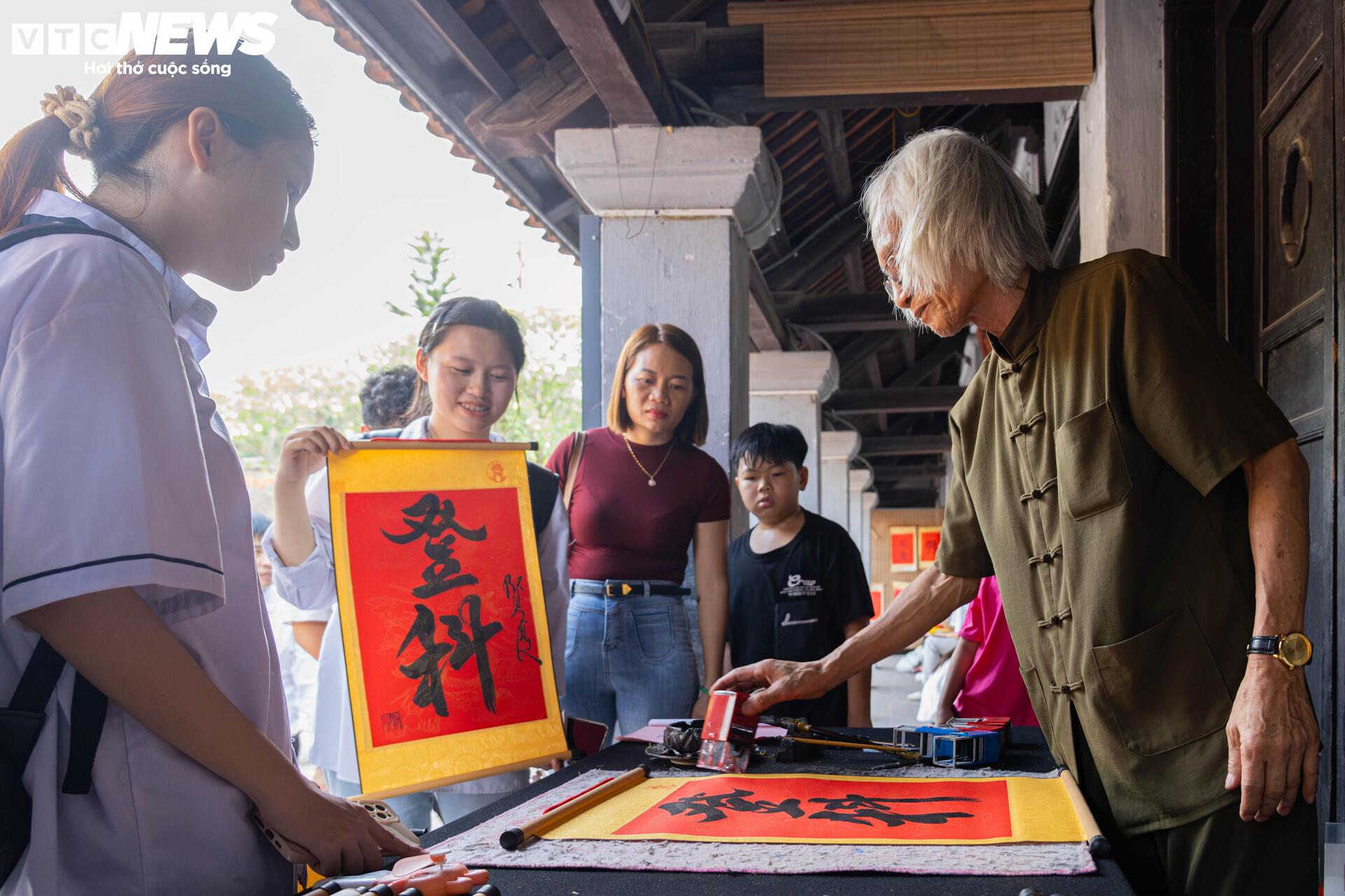 Sĩ tử mang bút, giấy báo thi đến Văn Miếu "xin vía đỗ đại học"- Ảnh 13.
