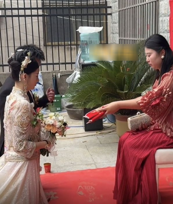 Mẹ vợ 37 tuổi gây sốt vì nhan sắc trẻ trung, "chiếm sóng" tại đám cưới con gái- Ảnh 1.