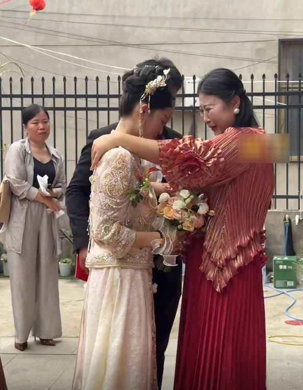 Mẹ vợ 37 tuổi gây sốt vì nhan sắc trẻ trung, "chiếm sóng" tại đám cưới con gái- Ảnh 2.