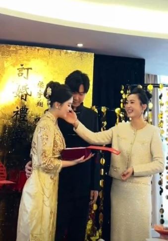 Mẹ vợ 37 tuổi gây sốt vì nhan sắc trẻ trung, "chiếm sóng" tại đám cưới con gái- Ảnh 3.