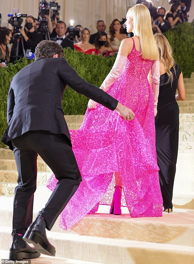 Cậu cả nh&agrave; Beckham bị soi loạt h&agrave;nh động k&igrave; lạ, &aacute;m ảnh bởi t&igrave;nh y&ecirc;u của vợ xuất th&acirc;n nh&agrave; tỷ ph&uacute;- Ảnh 4.