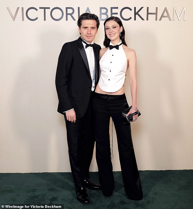 Cậu cả nh&agrave; Beckham bị soi loạt h&agrave;nh động k&igrave; lạ, &aacute;m ảnh bởi t&igrave;nh y&ecirc;u của vợ xuất th&acirc;n nh&agrave; tỷ ph&uacute;- Ảnh 2.